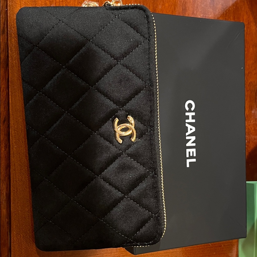 CHANEL makeup Black Quilted Velvet Zip Wallet with Gold CC. New with box